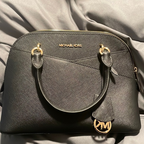 This is a once used Micheal Kors  bag that I do not use and would love to sell - Picture 1 of 8